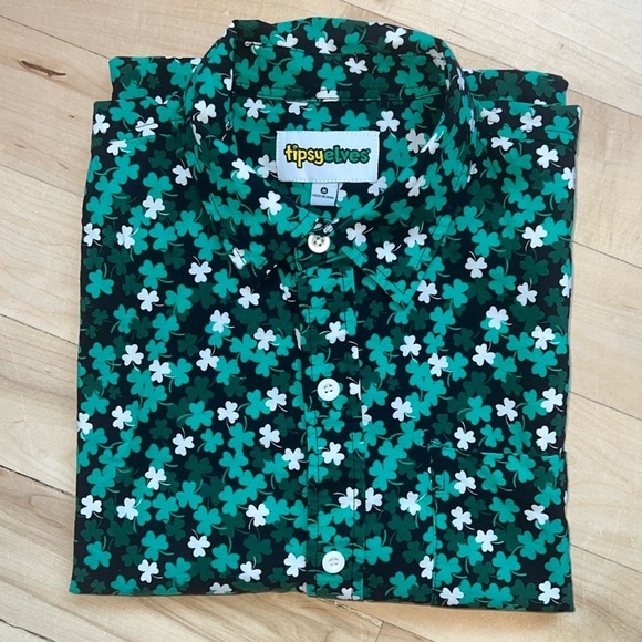 Men’s Tipsy Elves Short Sleeve Button Down - Picture 1 of 3